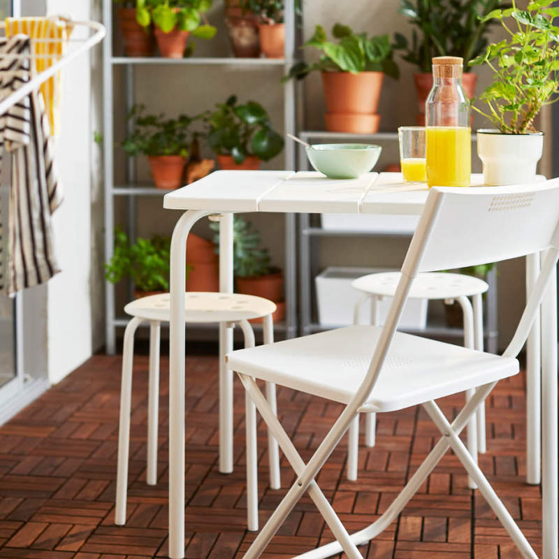 Outdoor table and chairs to enjoy the spring time