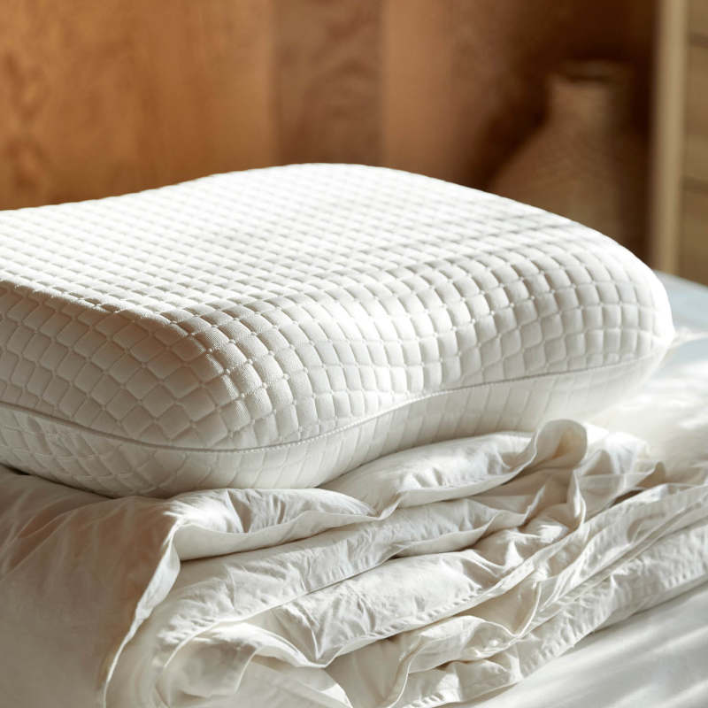 Ergonomic pillow suitable for multiple sleeping positions
