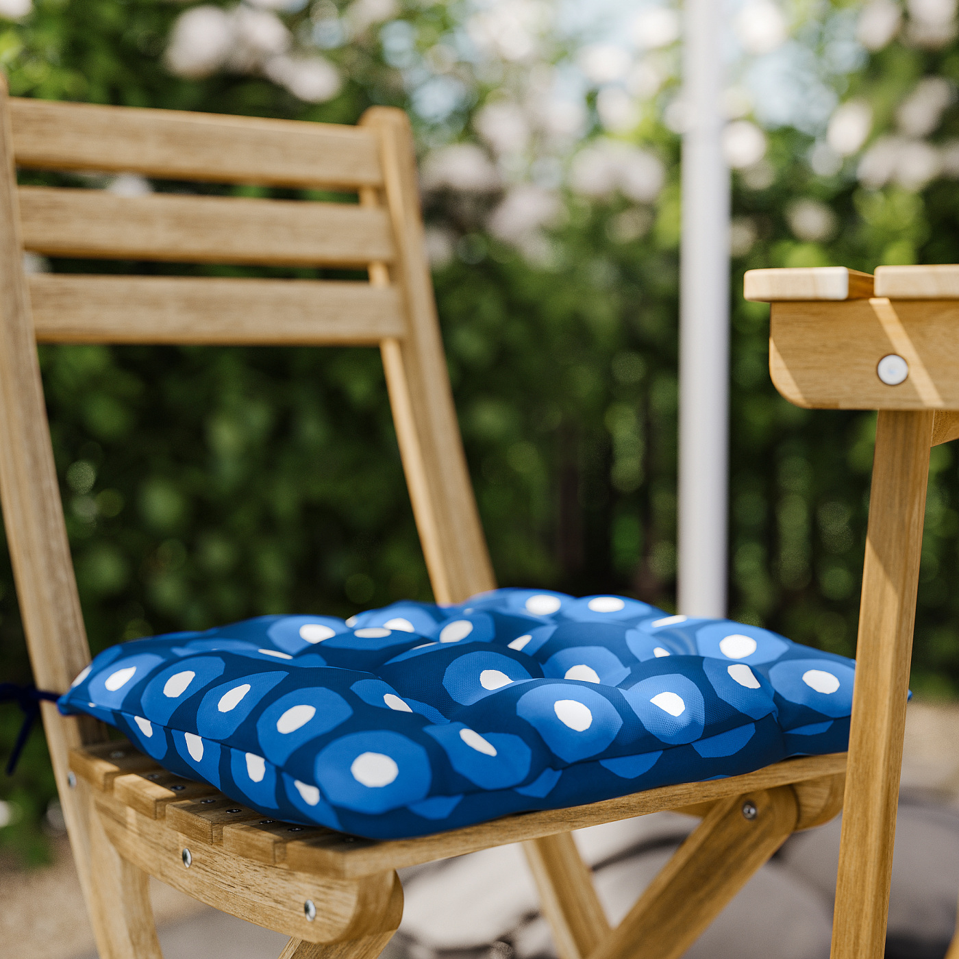 ASKHOLMEN table+4 folding chairs, outdoor acacia/Klösan dark blue