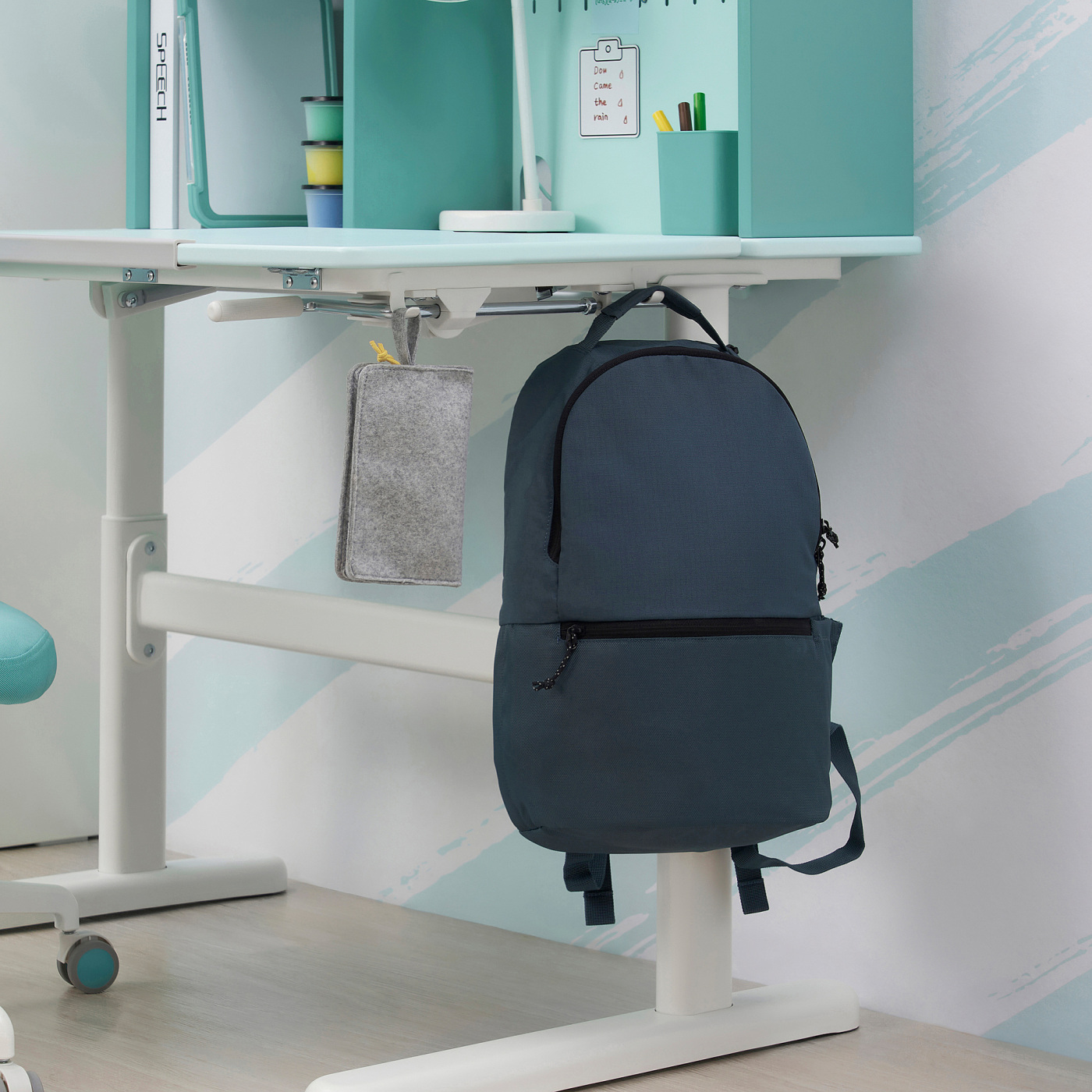 IKEA 2脚目 BERGLÄRKA desk turquoise/white tiltable - IKEA
