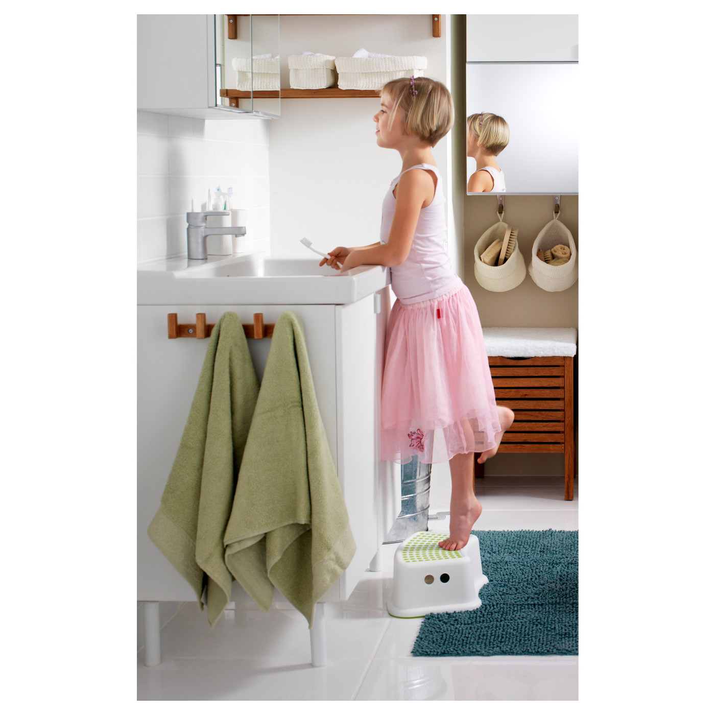 IKEA 2脚目 FÖRSIKTIG children's stool white/green - IKEA