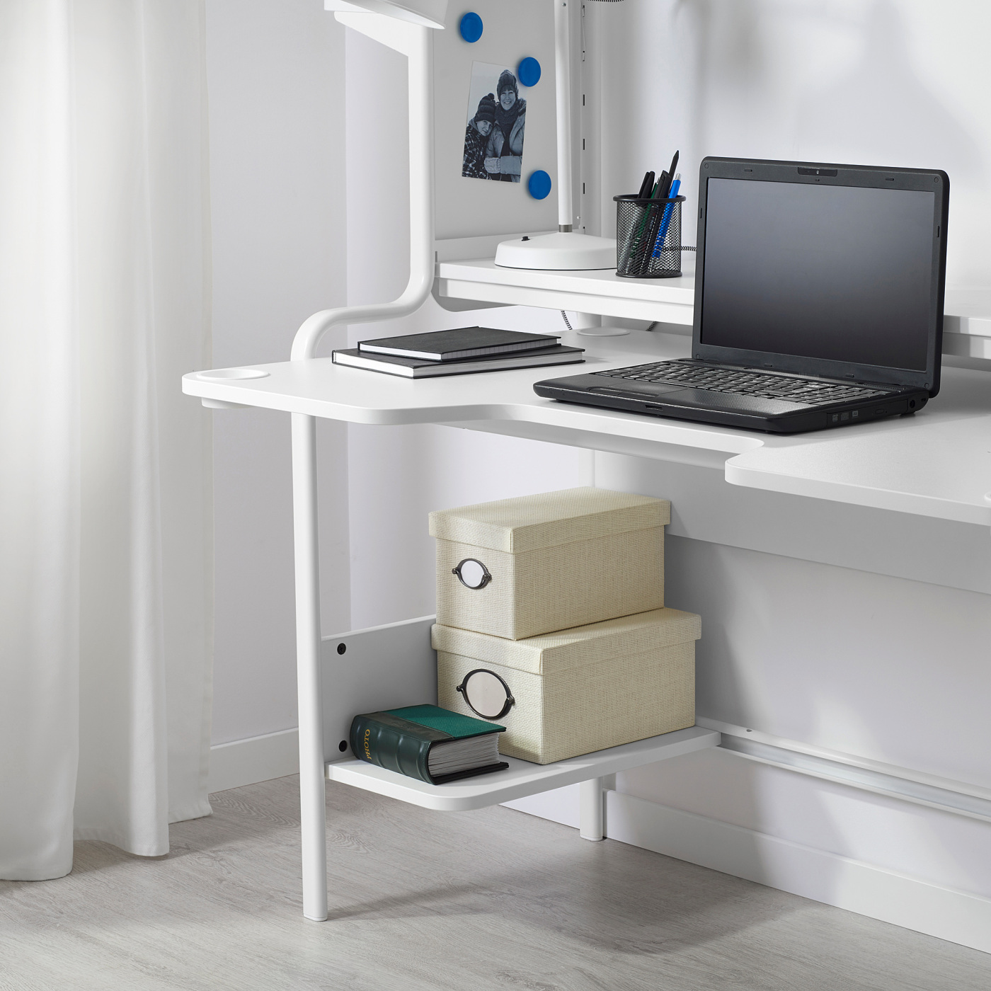FREDDE / MATCHSPEL gaming desk and chair white - IKEA