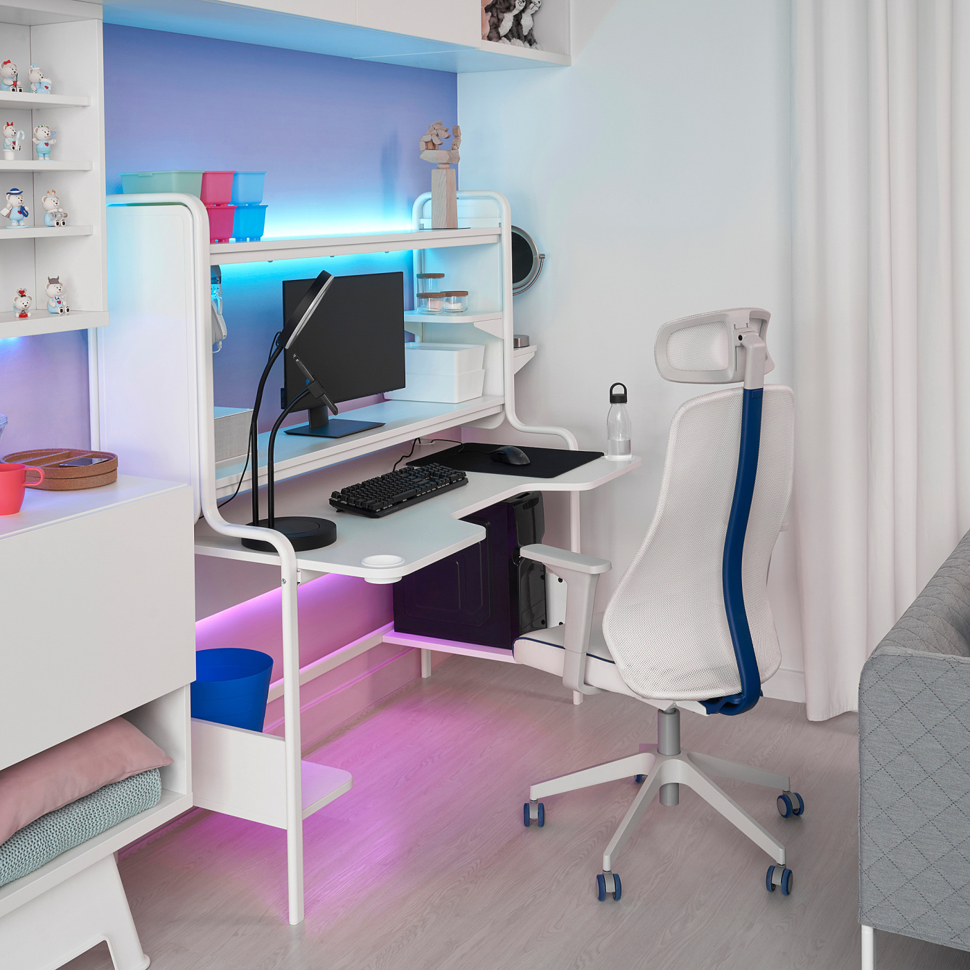 FREDDE / MATCHSPEL gaming desk and chair white - IKEA