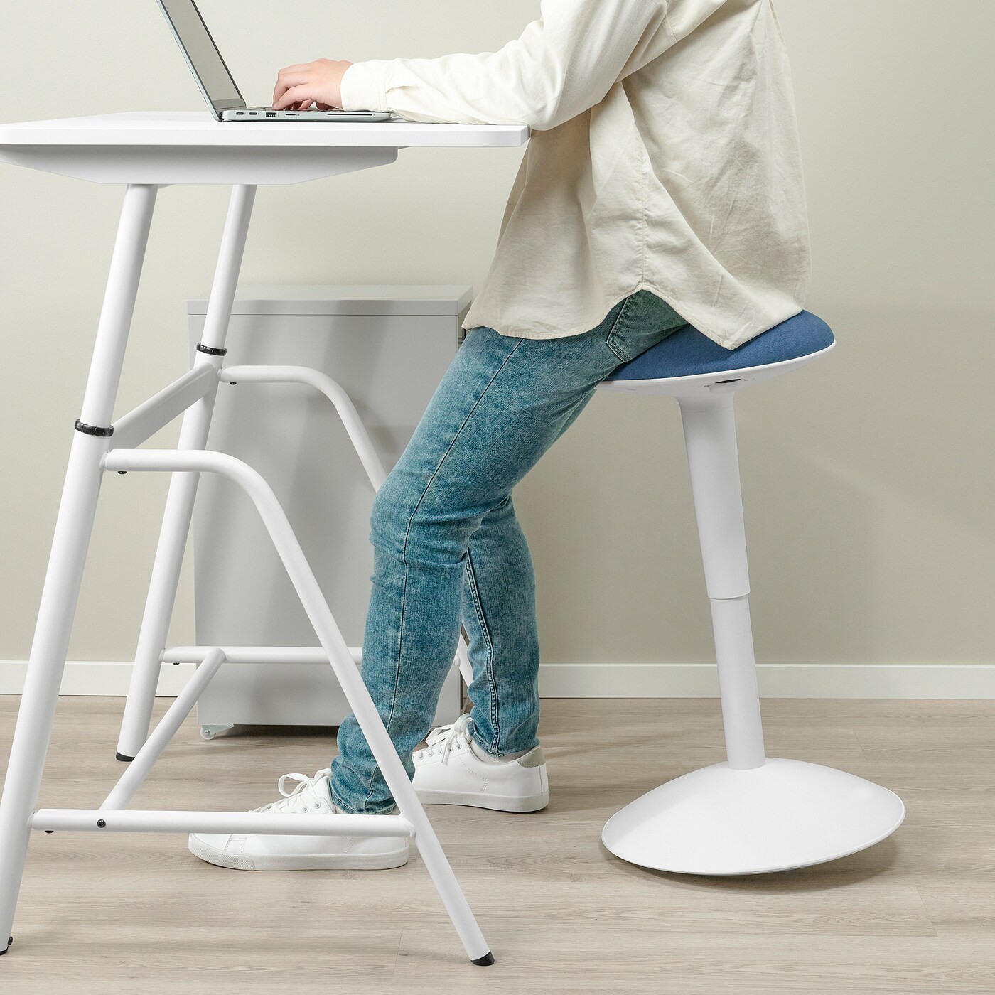 GLADHÖJDEN / NILSERIK desk+sit/stand support white/dark blue - IKEA