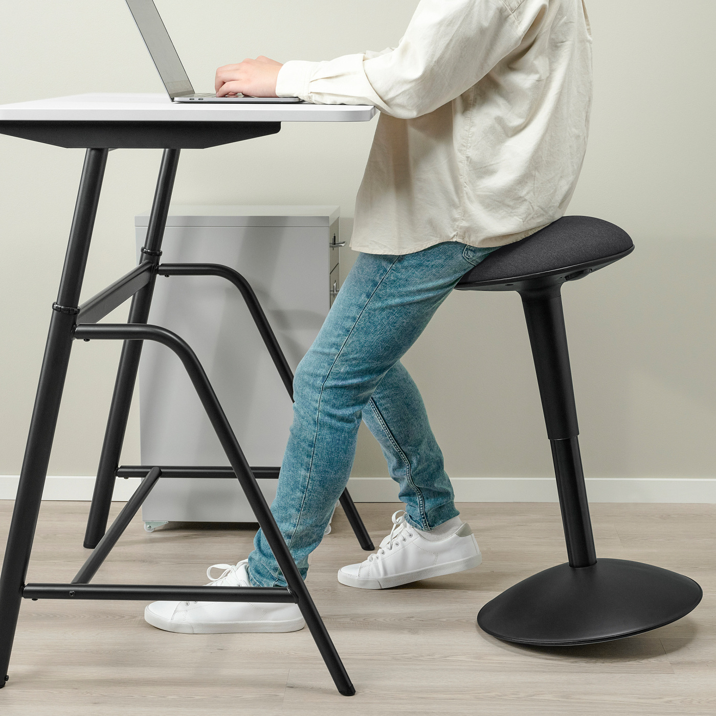GLADHÖJDEN / NILSERIK table and sit/stand support anthracite/grey