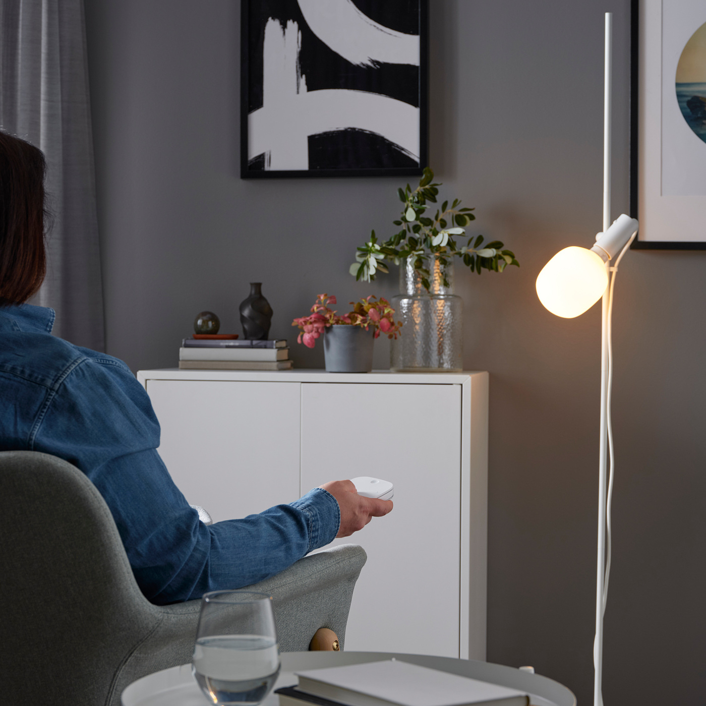 HÅRSLINGA / TRÅDFRI floor lamp with light bulb white/smart white