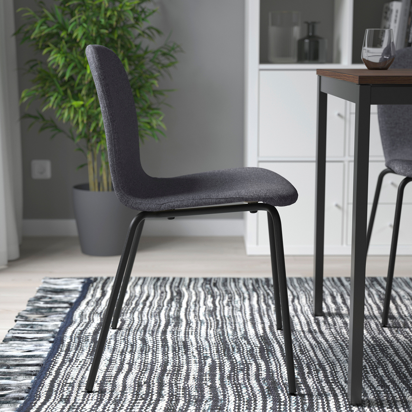 KARLPETTER chair Gunnared medium grey/Sefast black - IKEA
