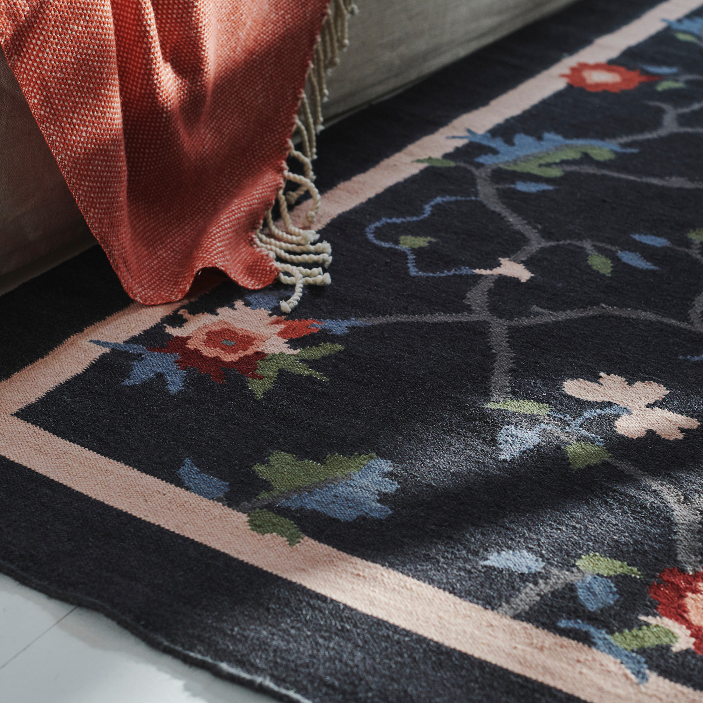 KLOCKBUSKE クロックブスケ ラグ 平織り IKEA KLOCKBUSKE rug, flatwoven dark grey/flower - IKEA