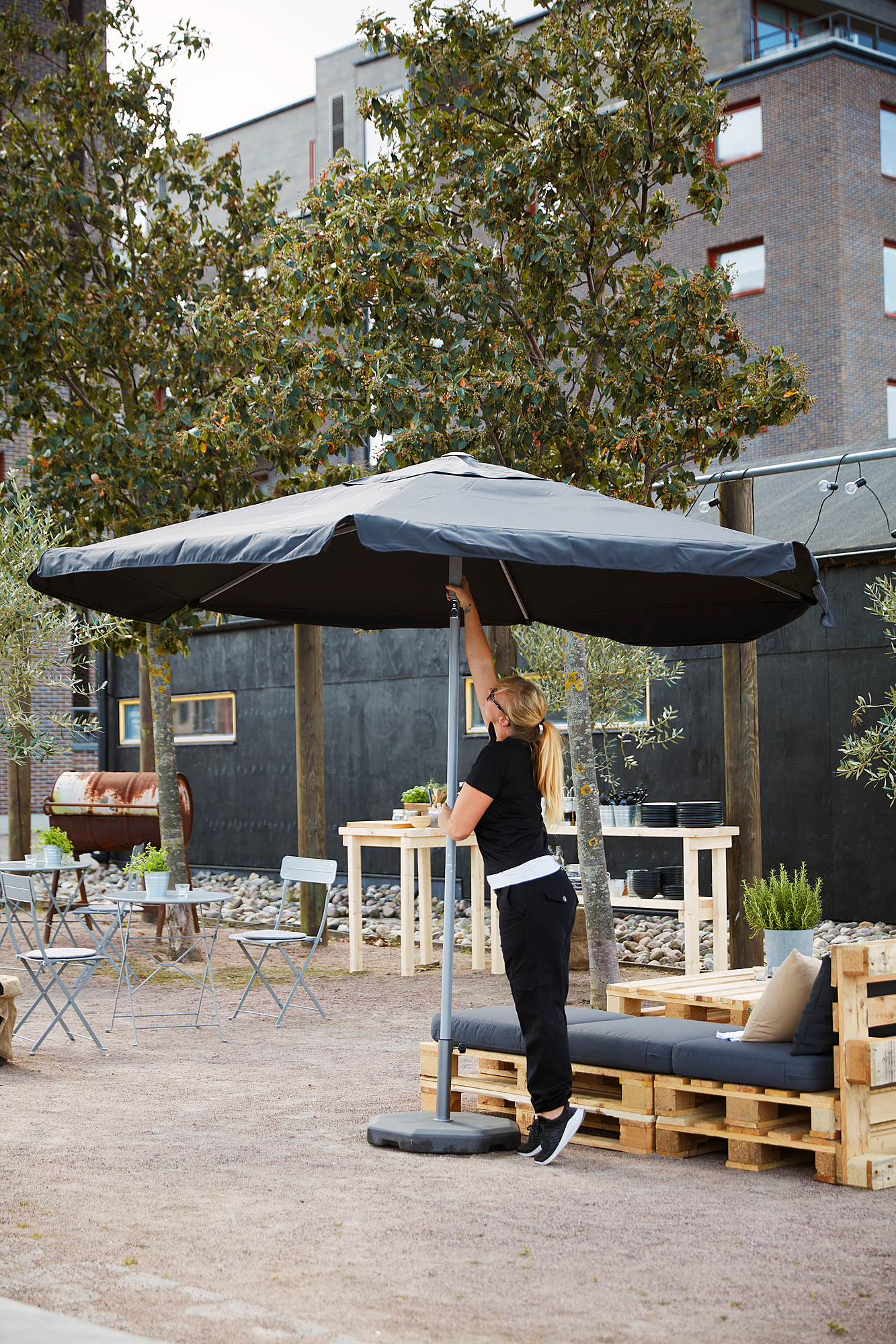 KUGGÖ / VÅRHOLMEN parasol with base grey dark grey/Huvön dark grey