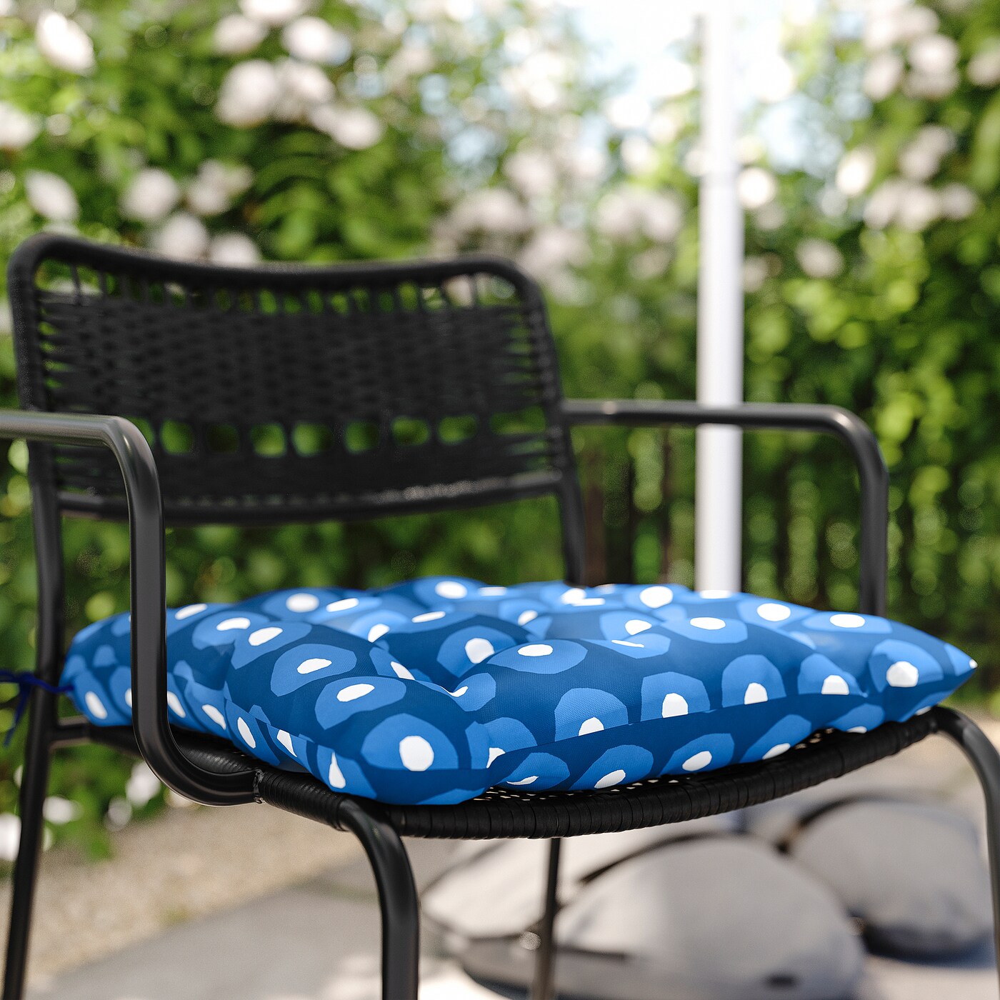 LÄCKÖ chair with armrests, outdoor dark grey/Klösan dark