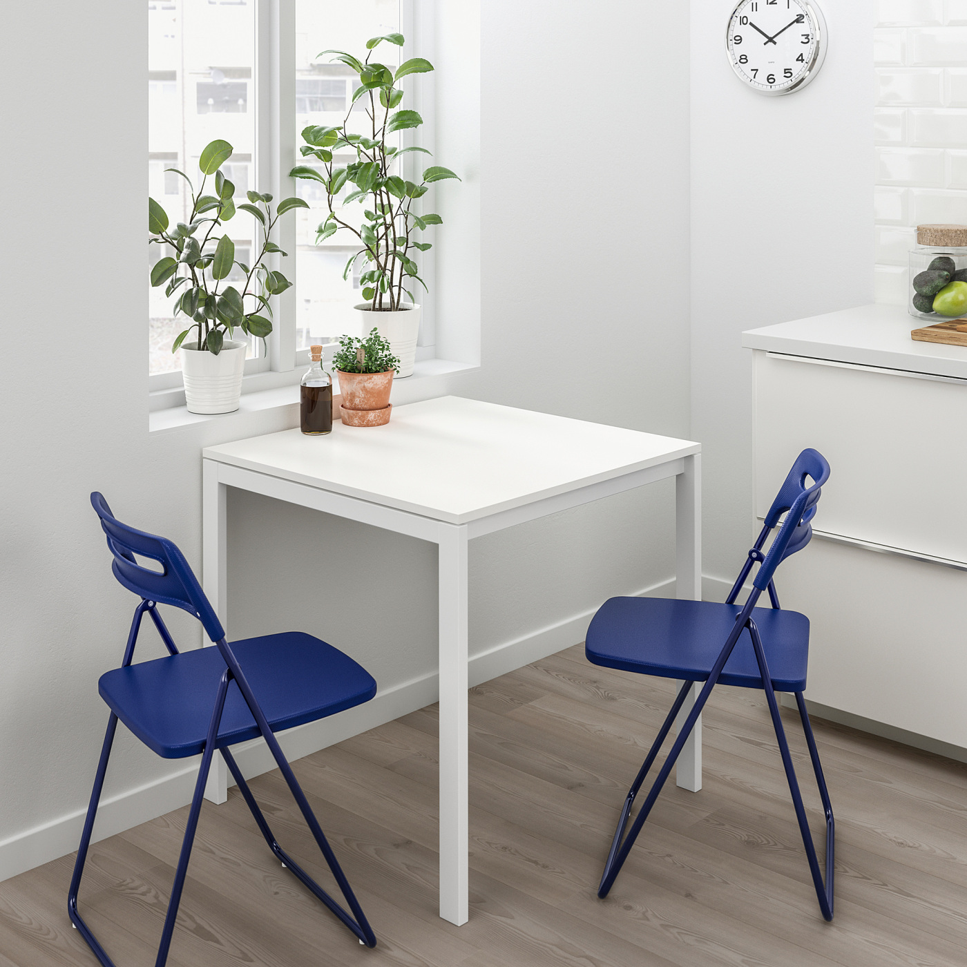 MELLTORP / NISSE table and 2 folding chairs white/dark blue-lilac