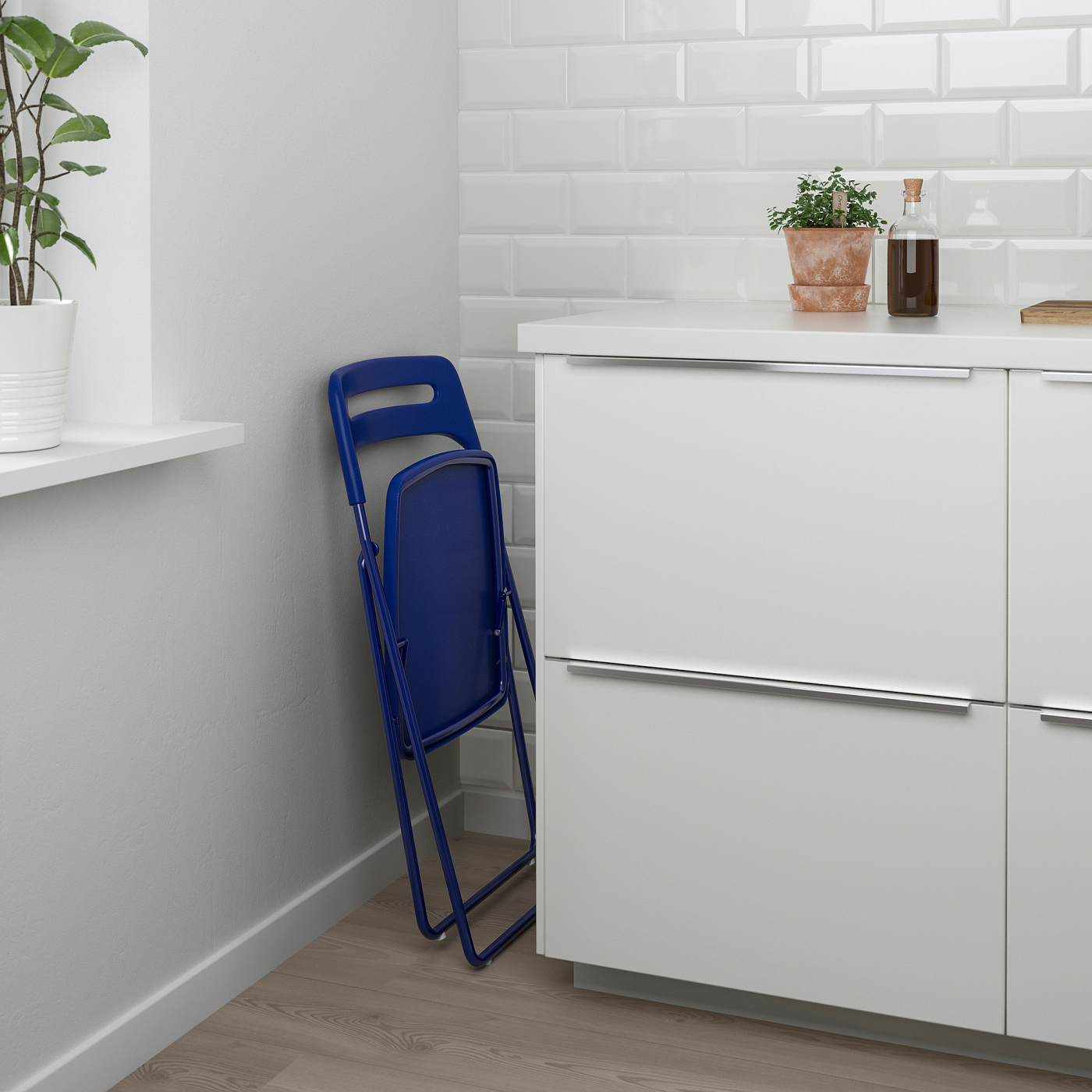 MELLTORP / NISSE table and 2 folding chairs white/dark blue-lilac