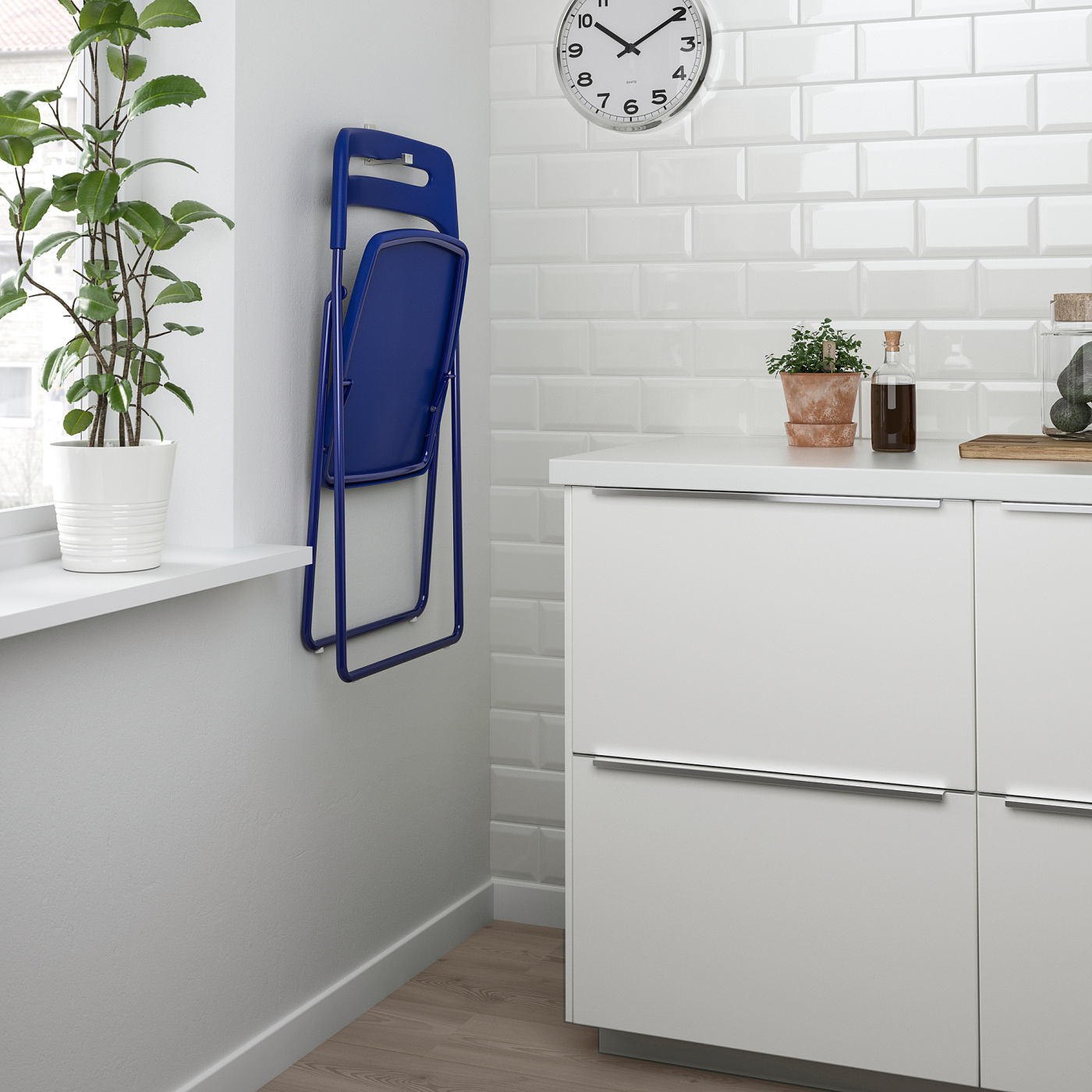 MELLTORP / NISSE table and 2 folding chairs white/dark blue-lilac