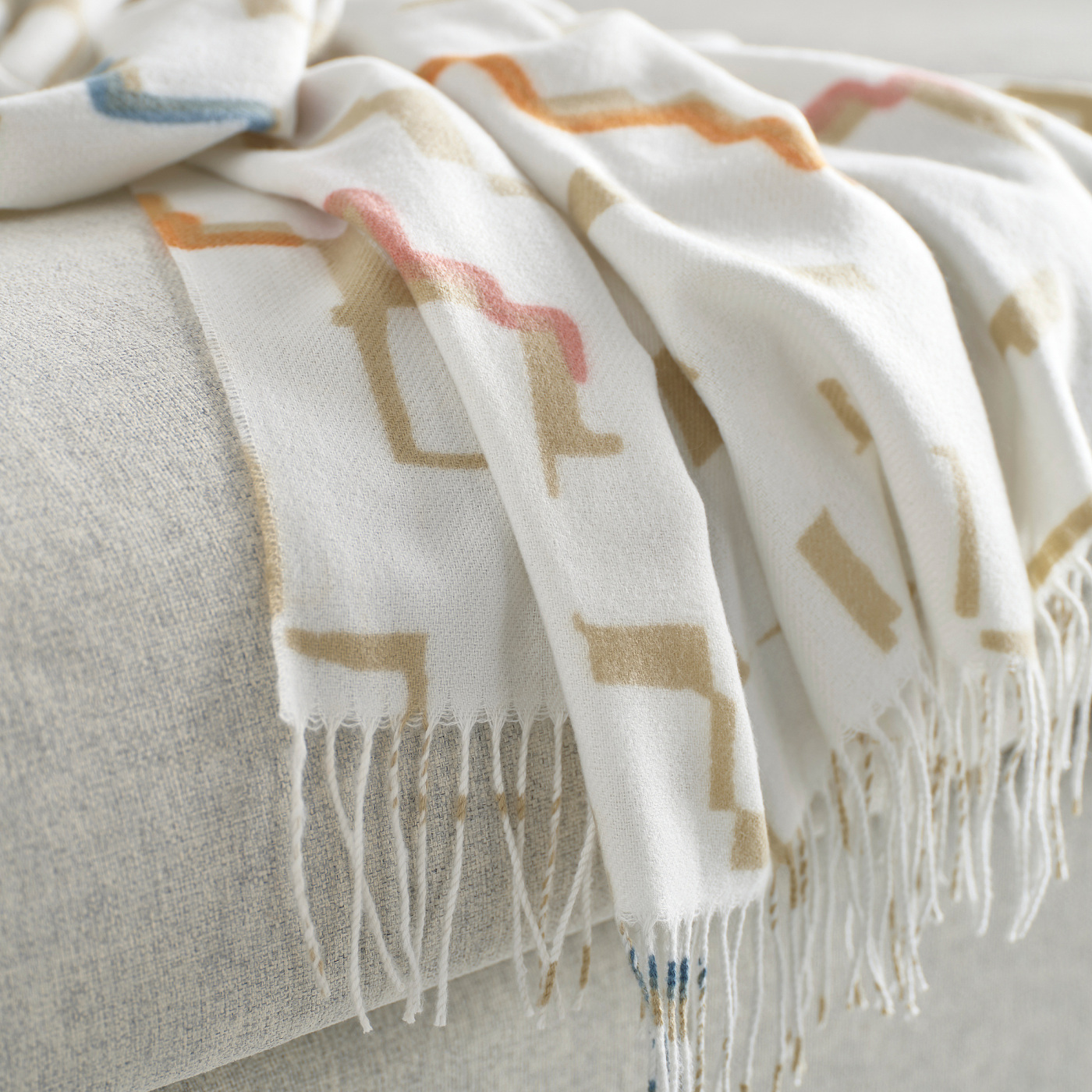 あんゆん　オフホワイト　イケアコラボ OLIVSPINNMAL throw off-white/multicolour - IKEA