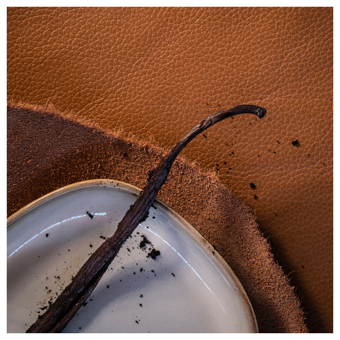 SILKESTRÄD scented candle in ceramic jar leather & vanilla/brown