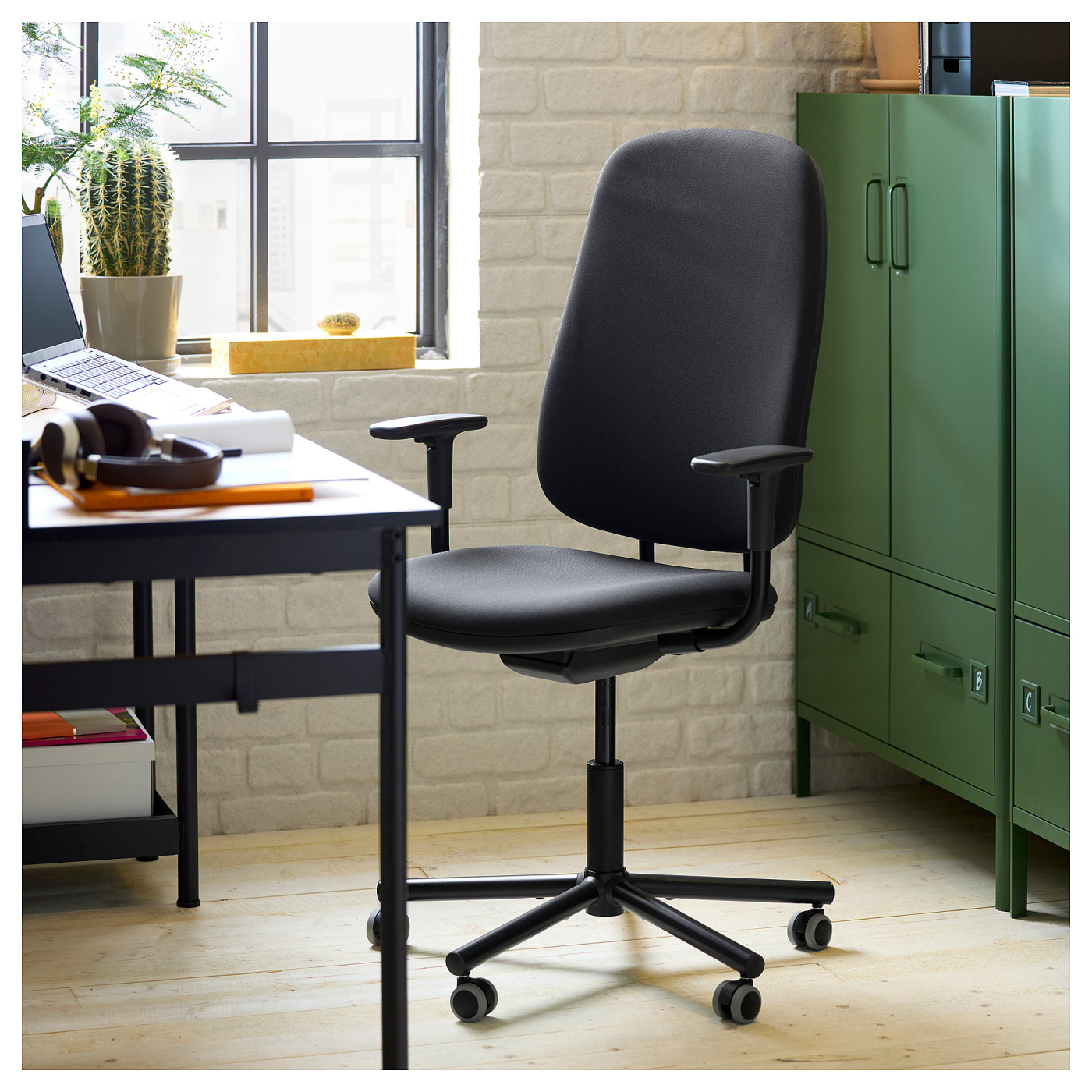 SMÖRKULL office chair with armrests Gräsnäs dark grey - IKEA