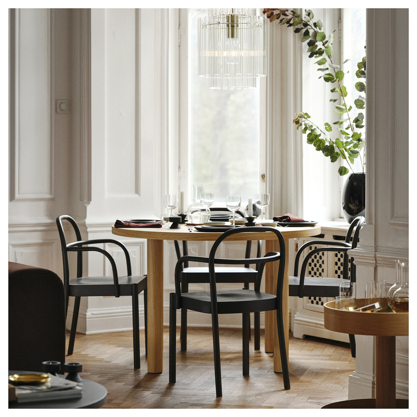 STOCKHOLM 2025 / STOCKHOLM 2025 table and 4 chairs with armrests