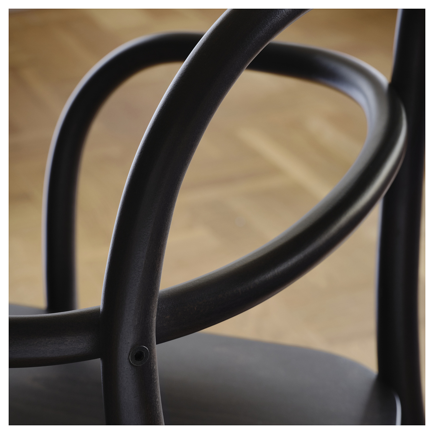 STOCKHOLM 2025 / STOCKHOLM 2025 table and 4 chairs with armrests