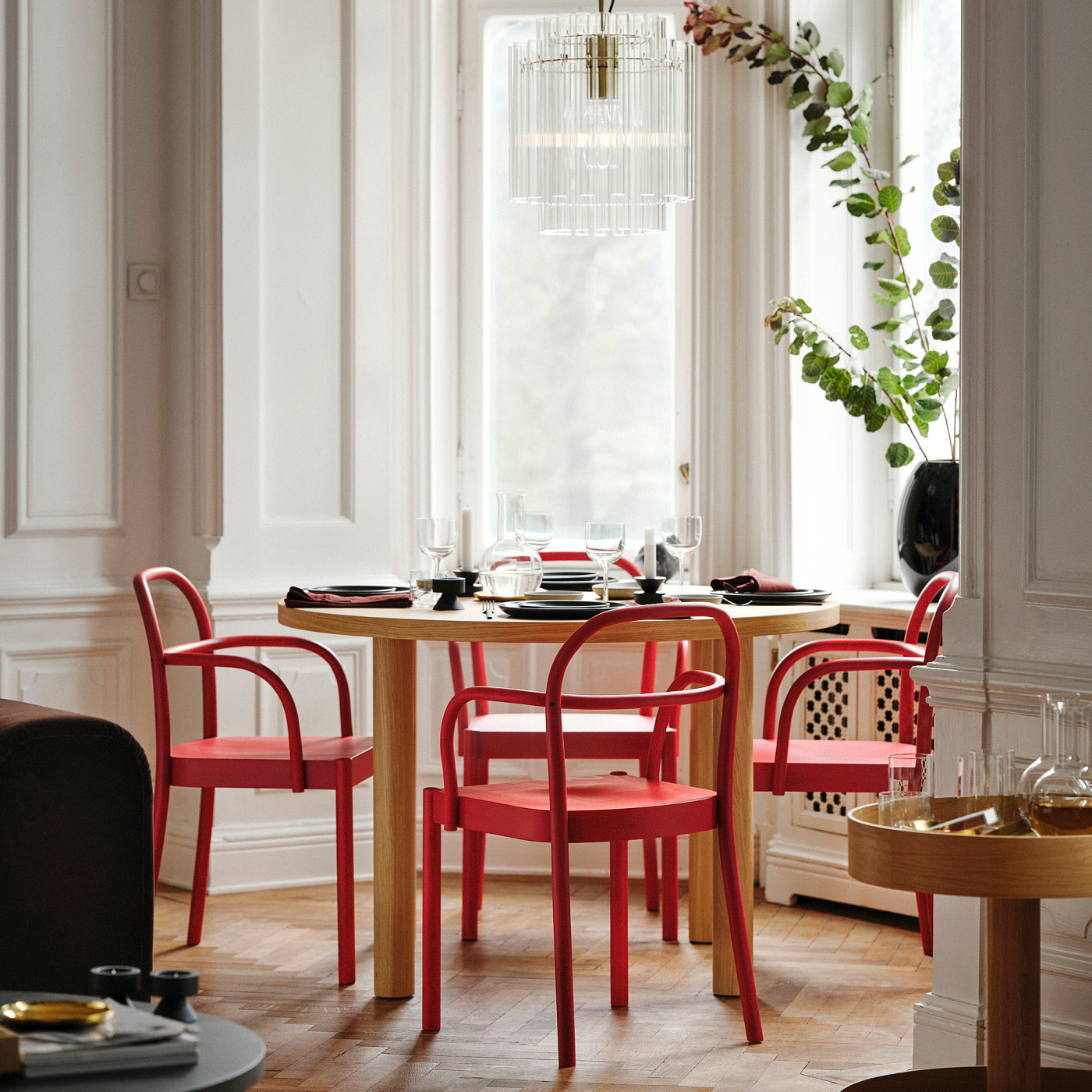 STOCKHOLM 2025 / STOCKHOLM 2025 table and 4 chairs with armrests