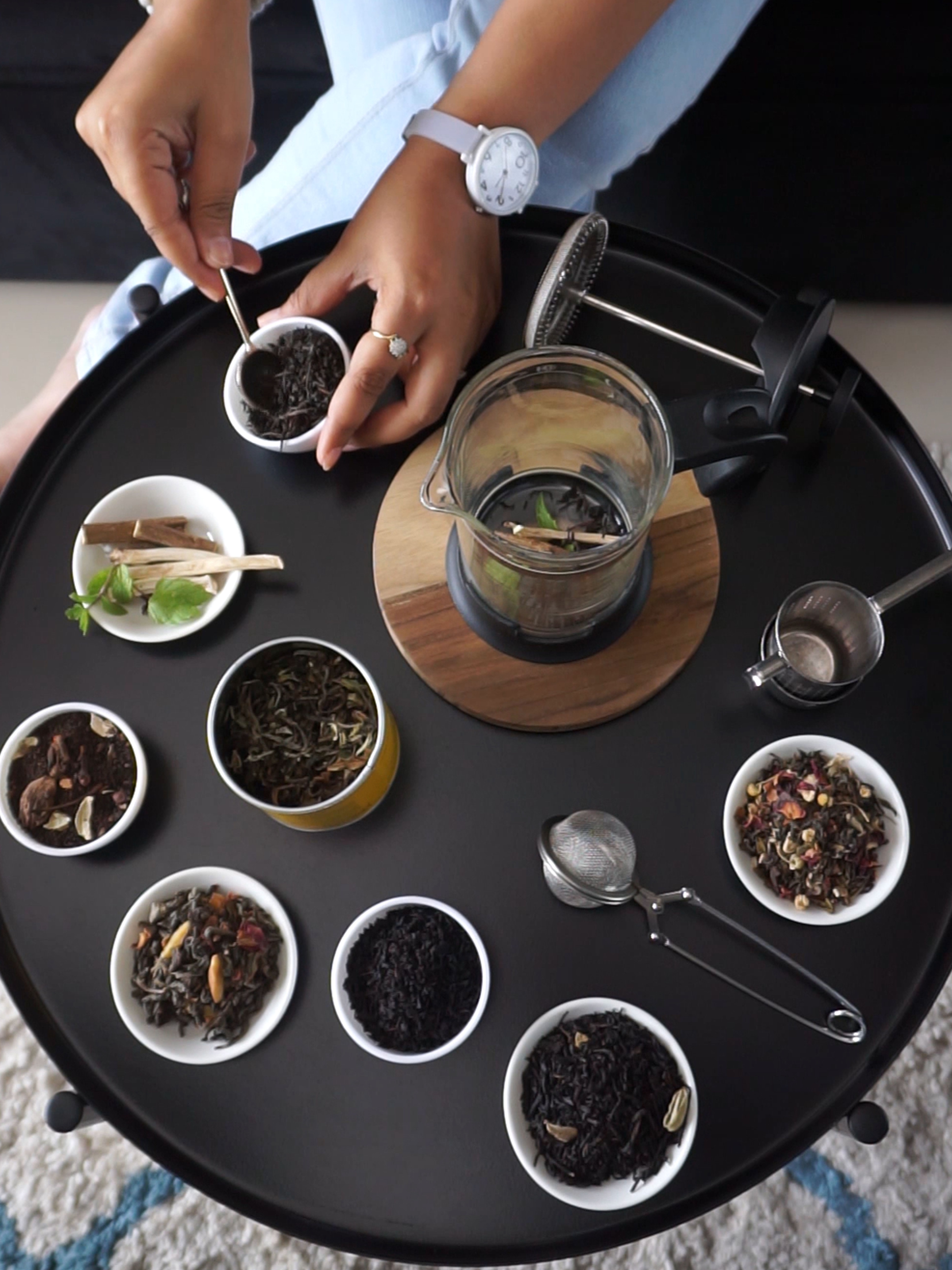 桌子上摆放着多种不同茶叶，进行混搭以烹煮出口味新奇的茶饮。