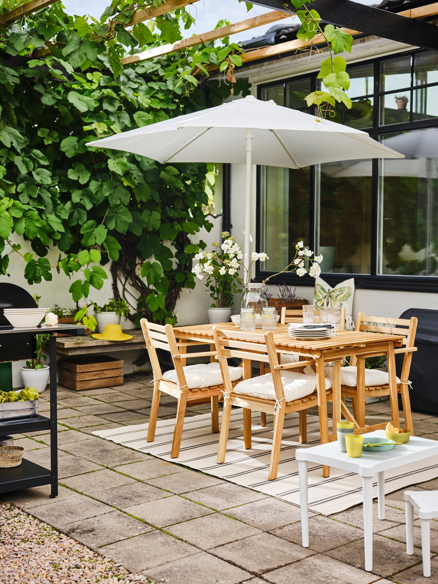 A cosy outdoor space with a Scandinavian look