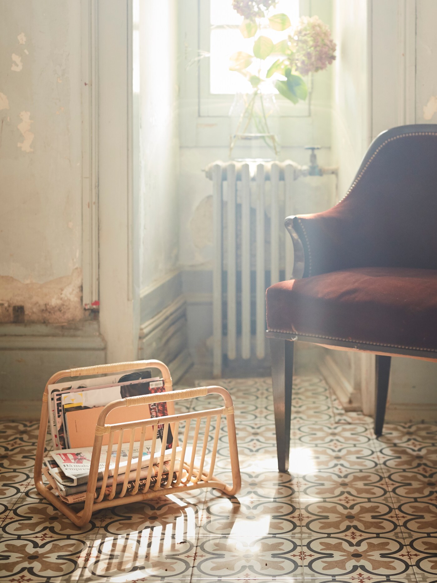 Natural and decorative storage for magazines