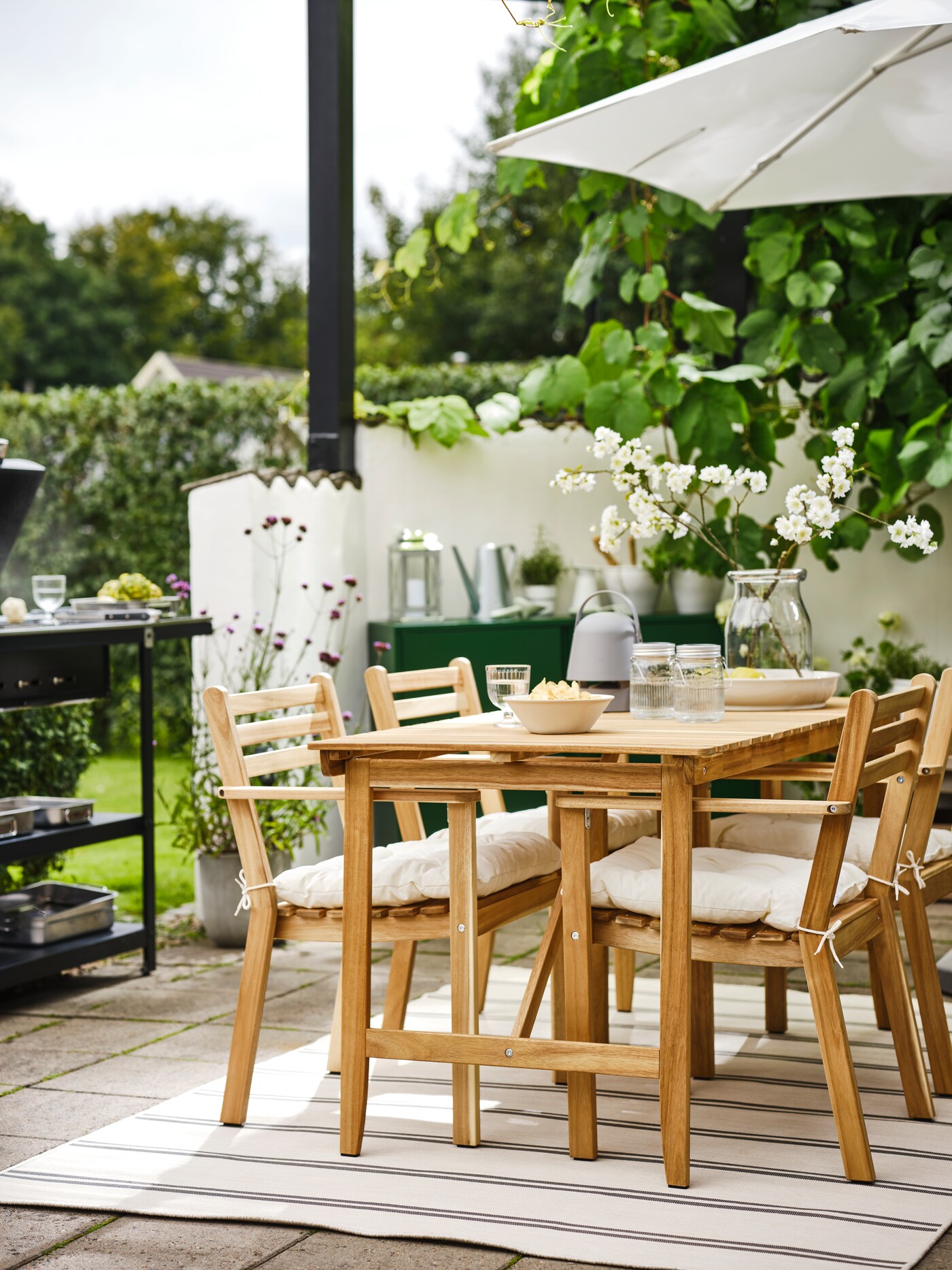A cosy outdoor space with a Scandinavian look