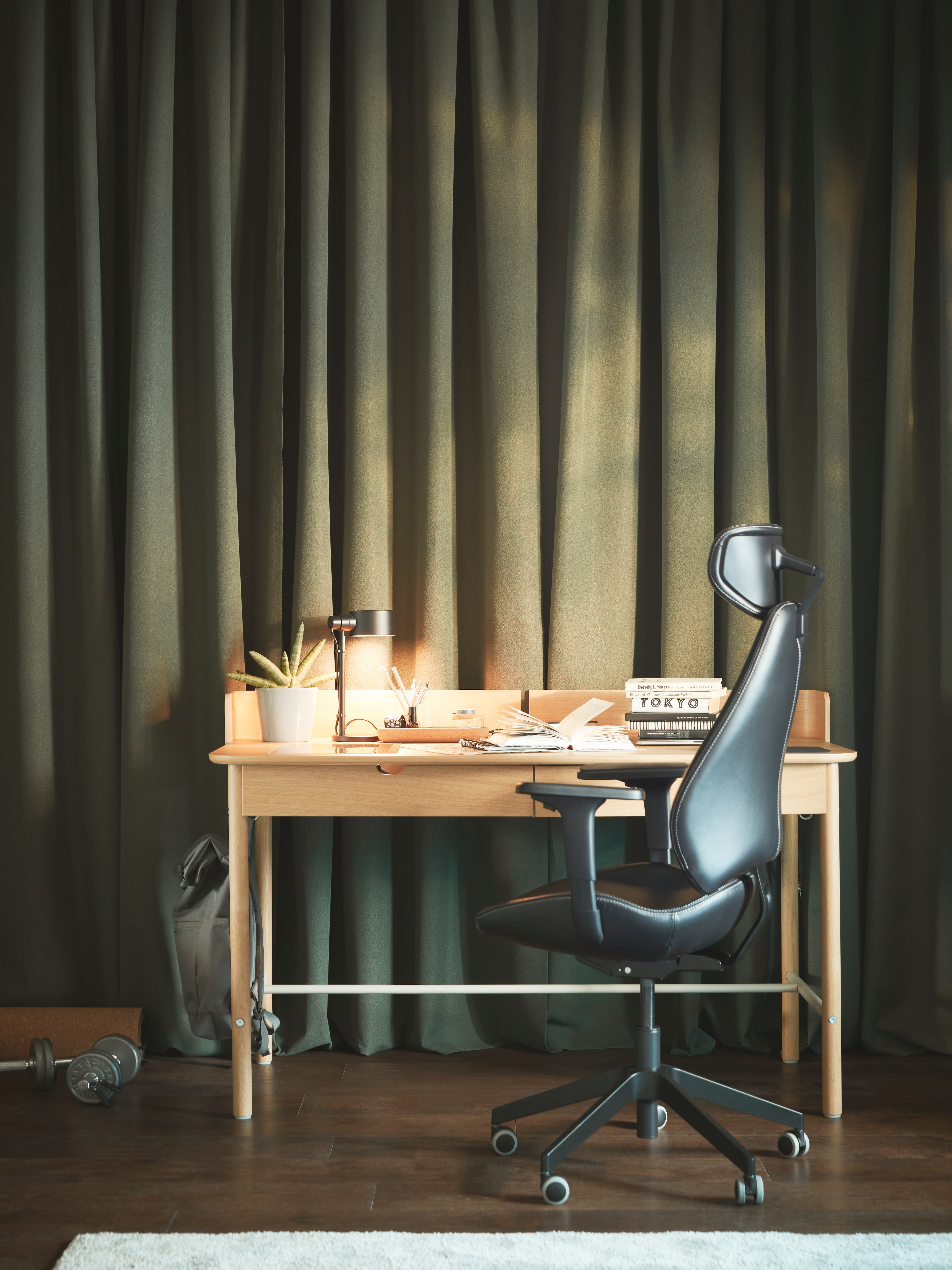 IKEAデスク An organised and stylish gaming room