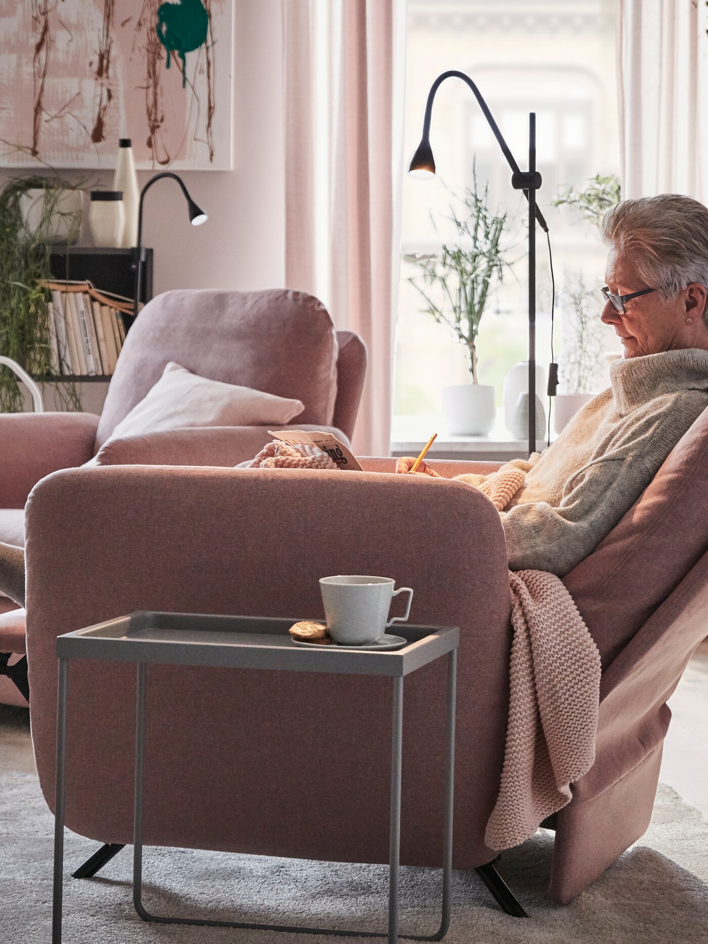 IKEA リクライニングパーソナルチェア EKOLSUND エーコルスン ピンク A small and elegant living room for two
