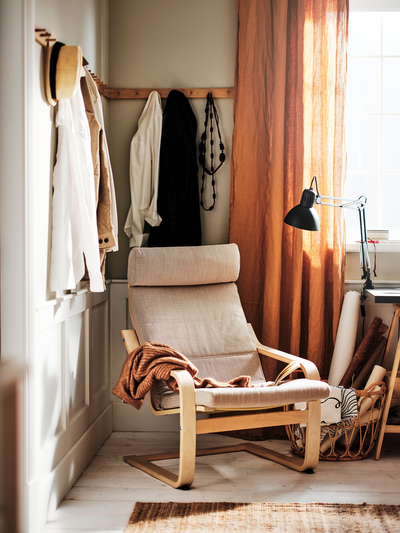 A birch veneer/beige POÄNG armchair, a dark grey TERTIAL work lamp and a flatwoven LOHALS rug stand in the corner of a room.