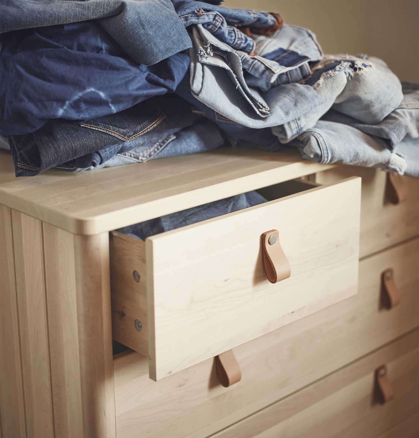 IKEA BJÖRKSNÄS ビョルクスネースサイドテーブル 48x38 cm BJÖRKSNÄS