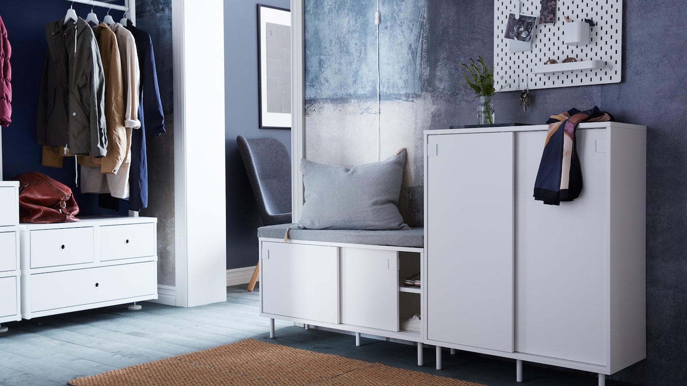 A small, simple and smart family hallway